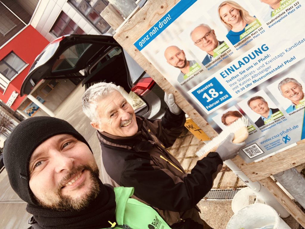 Anbringen von Wahlplakten in Neu-Ulm Pfuhl